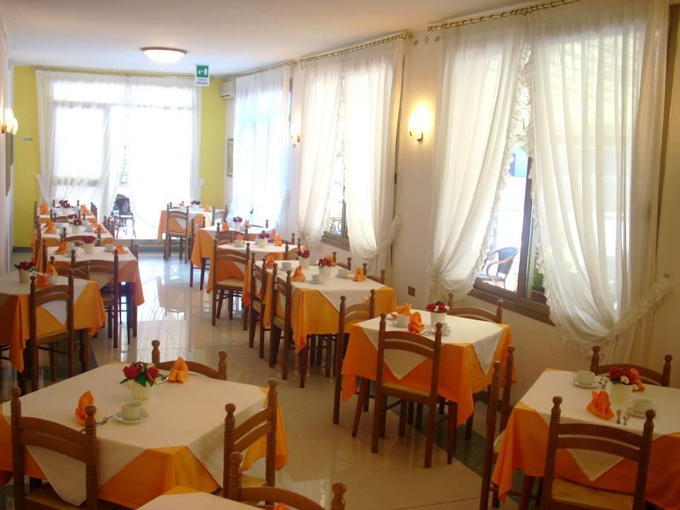 Hotel Fornaro Caorle Exteriör bild