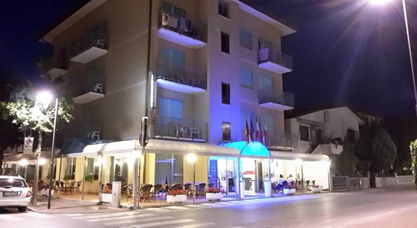 Hotel Fornaro Caorle Exteriör bild